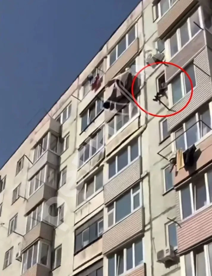Во Владивостоке 92‑летнюю пенсионерку сняли с окна 7‑го этажа после разговора с мошенни...