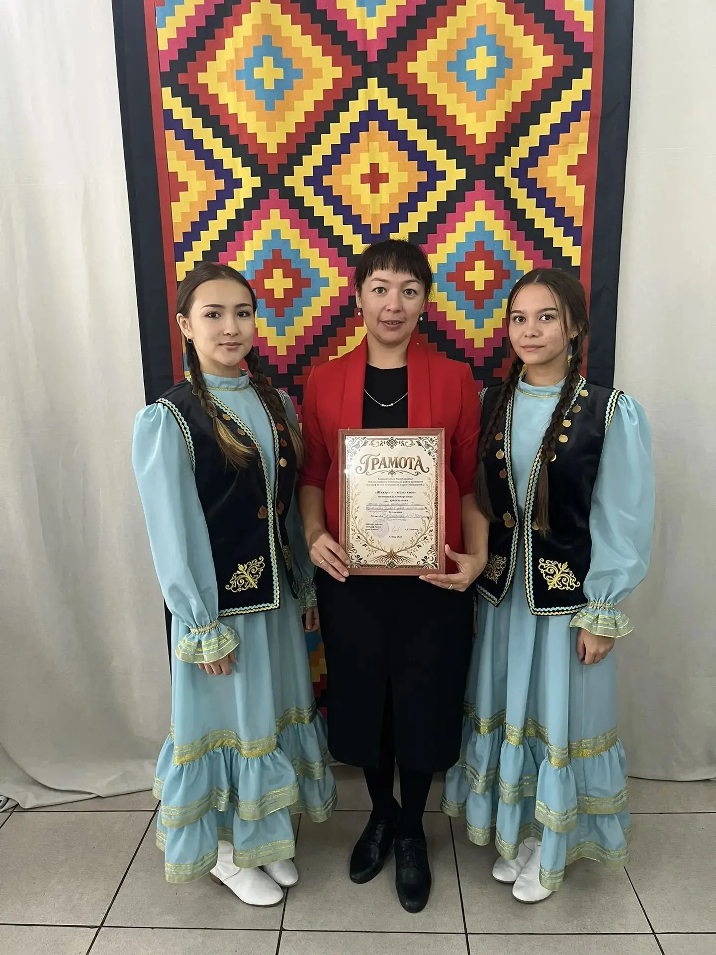 «Шәжәрә - ырыу көсө» район конкурсында I урын яулаған зона командаһына ингән 10-сы клас...
