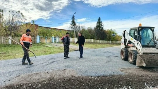 🚧 В Алькеево продолжают ремонтировать местные дороги