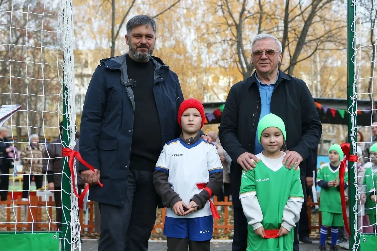 Еще в двух детских садах — № 133 и № 142 — состоялись торжественные открытия футбольных...