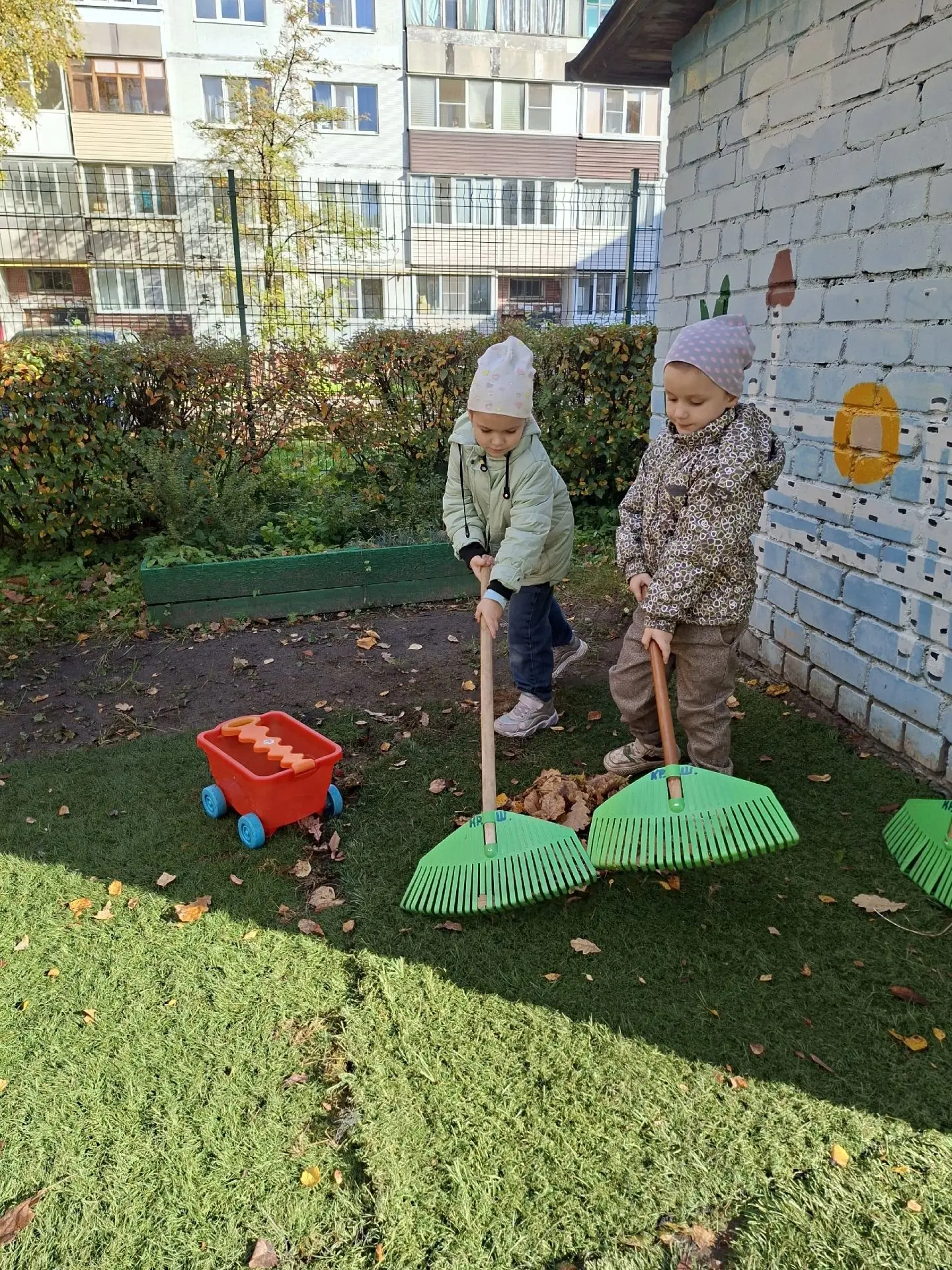✅ Сегодня в группе "Теремок" прошел субботник по уборке игрового участка.