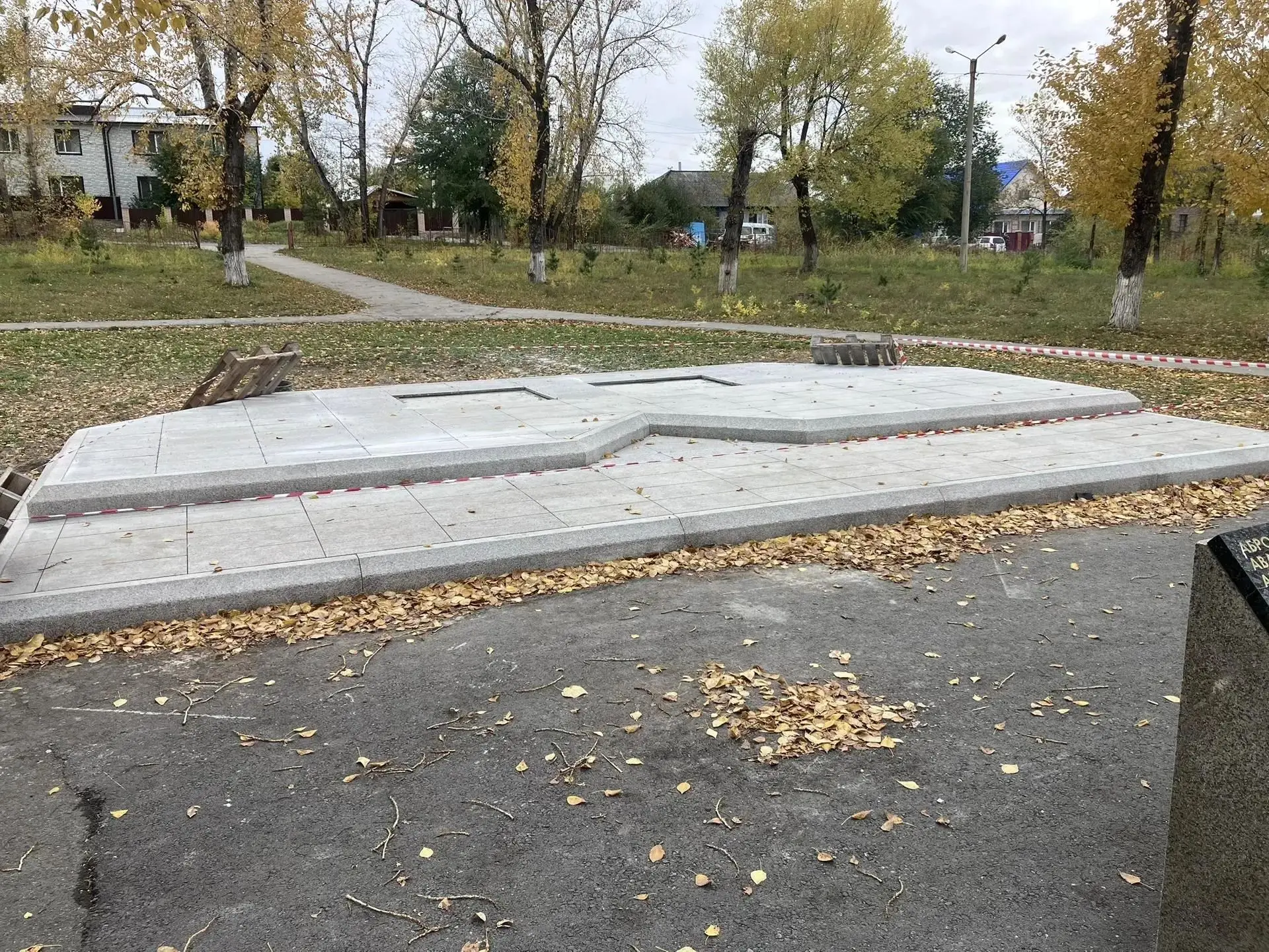 Основание для памятника «Колокол» полностью готово. Рабочие закончили облицовку, следую...
