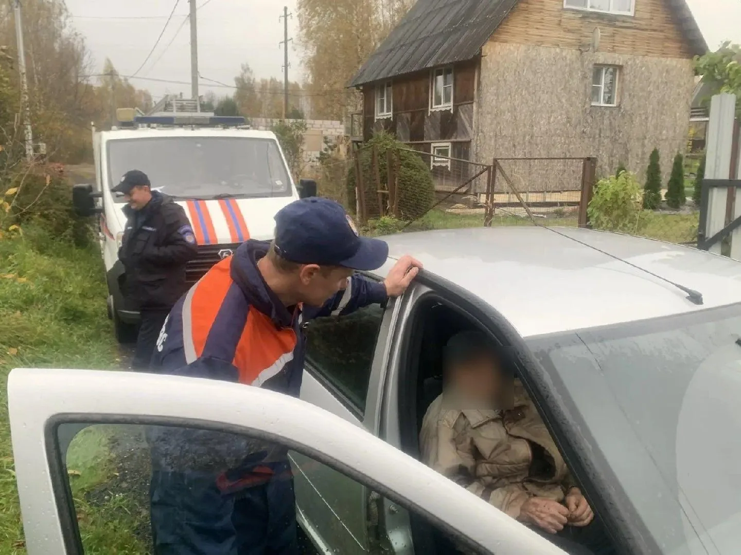 В Можайском округе спасатели помогли найти 91-летнего мужчину, который потерялся во вре...