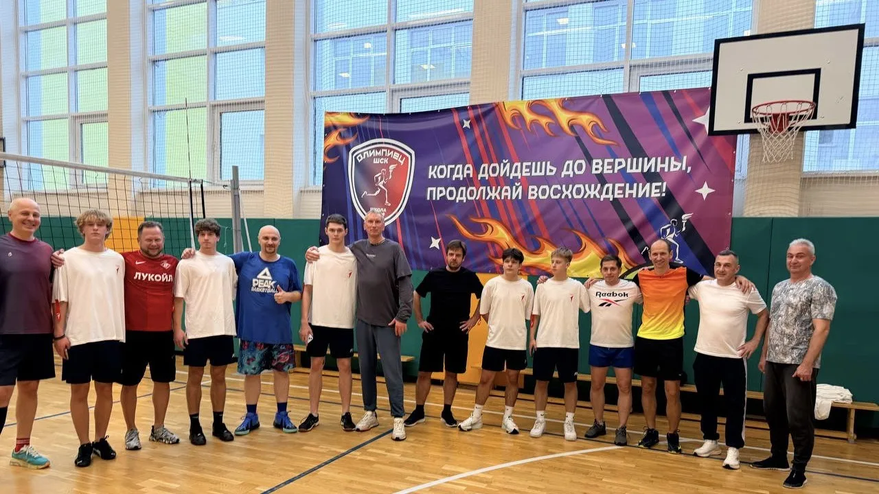 🏐 Волейбольный матч поколений в Школе 1409!