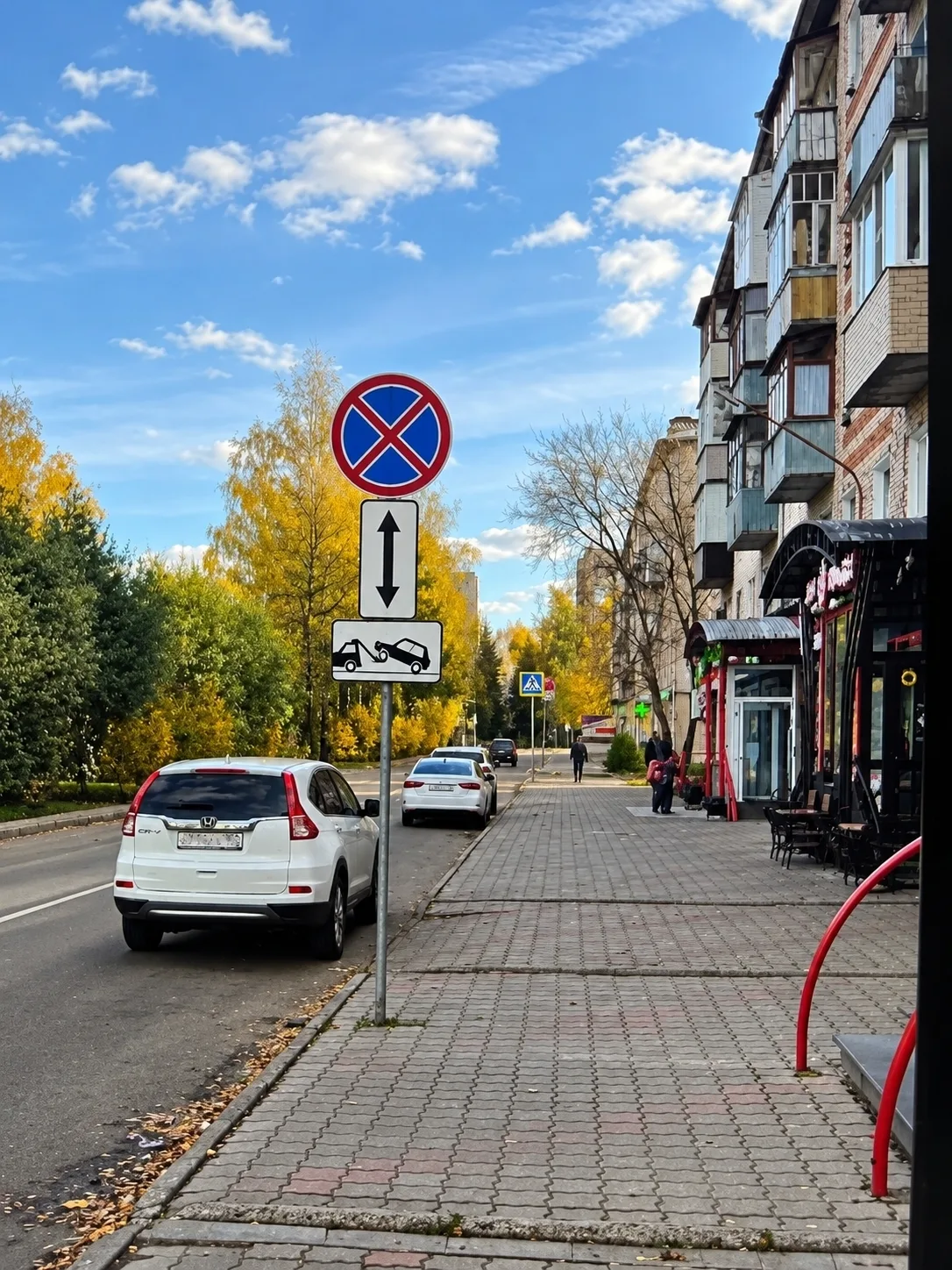 Улица Чванова, дом 2. Обращаюсь к водителям, которые, паркуясь с нарушением правил, хот...