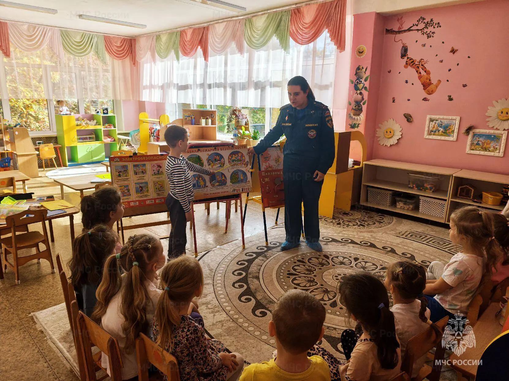 🔔 В гости со знаниями: сотрудники МЧС России провели урок безопасности в детском саду