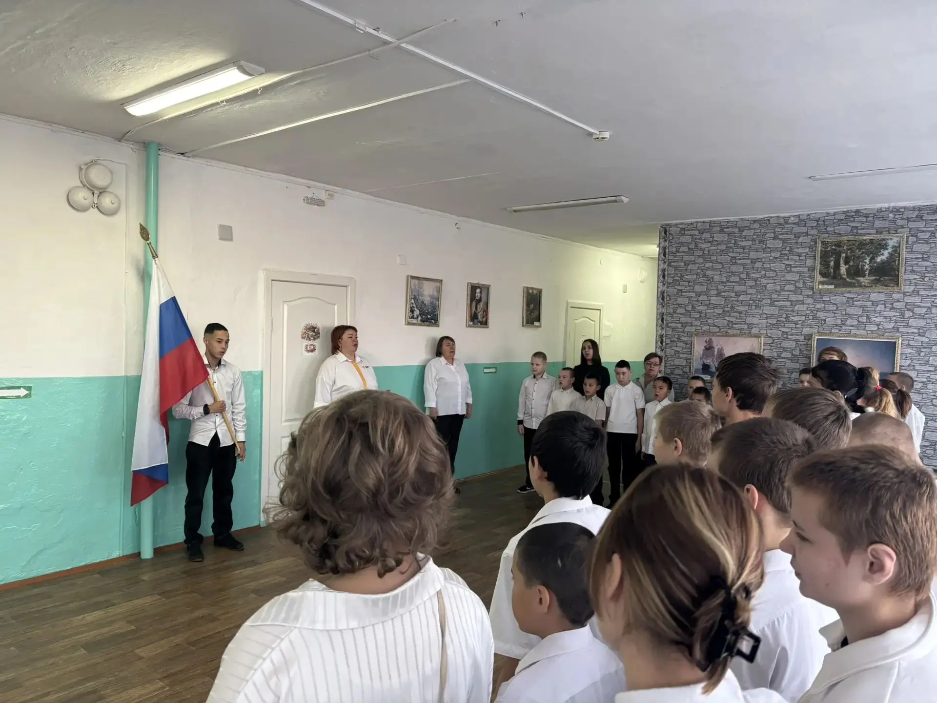 По традиции, учебная неделя началась  с торжественной линейки и церемонии поднятия Флаг...
