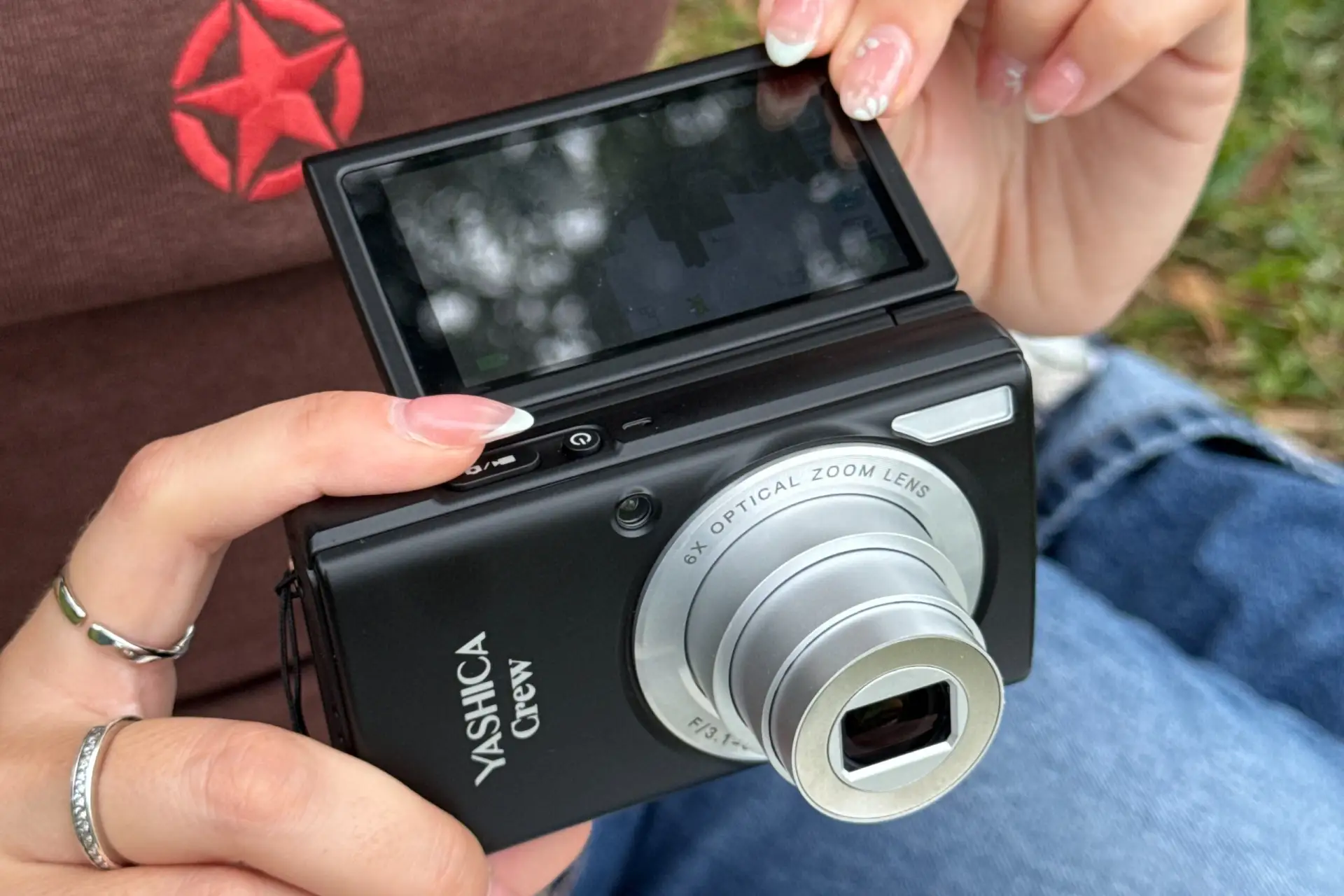 Yashica Crew — карманный компакт с 6-кратным зумом и откидным экраном в духе нулевых