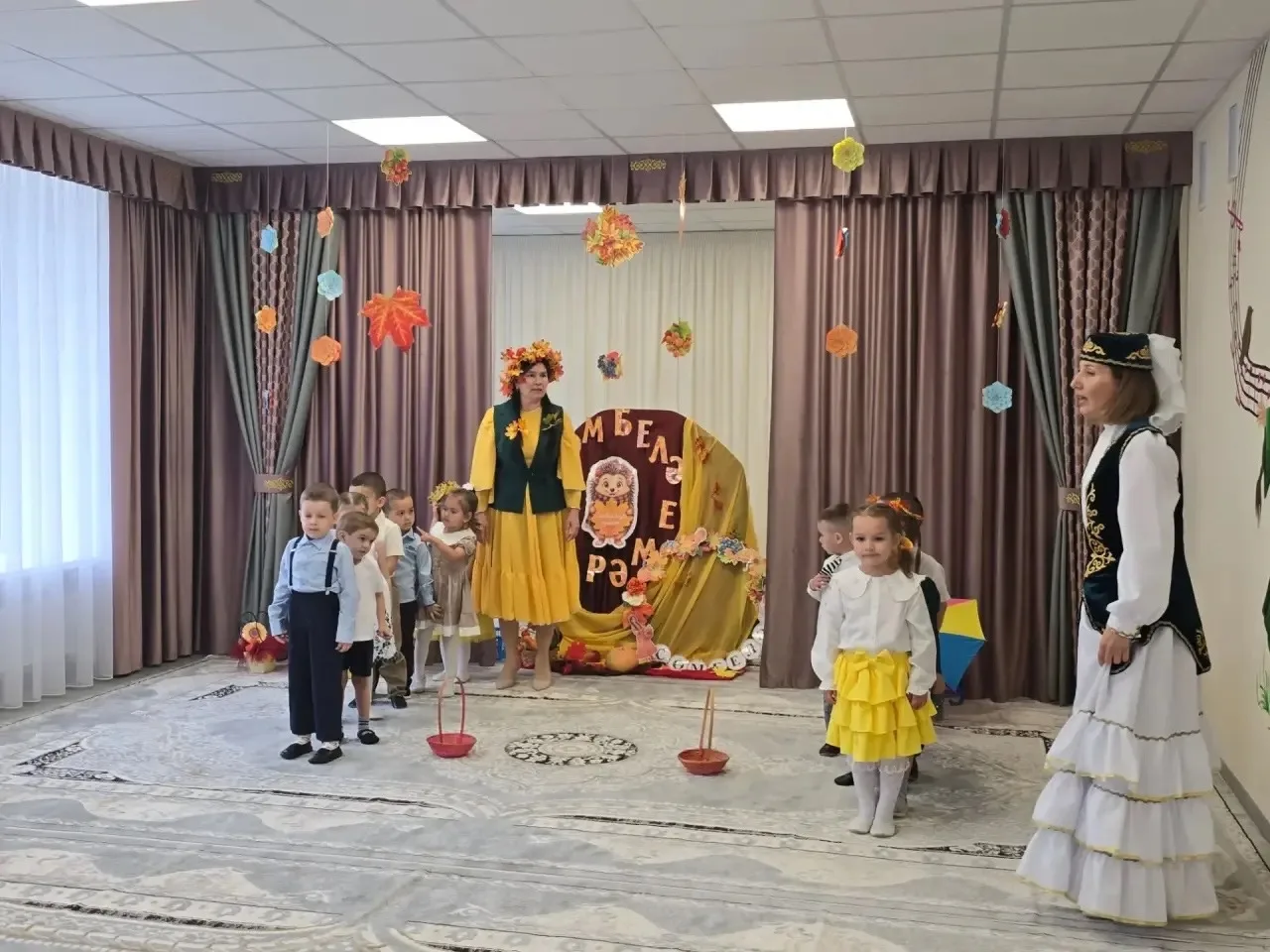 2 нче "Алтынчәч" балалар бакчасында халкыбызның иң гүзәл милли бәйрәмнәрнең берсе "Сөмб...