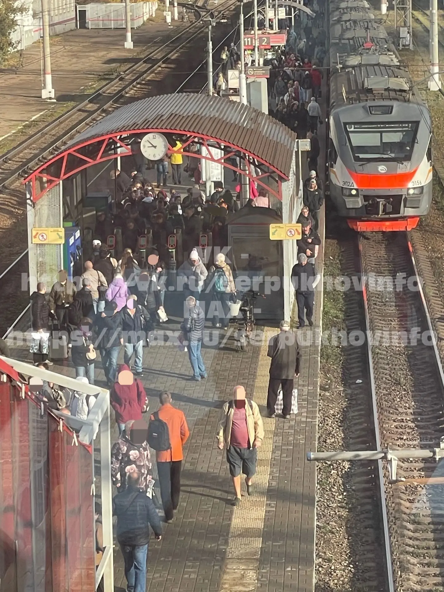 Железнодорожный вокзал Серпухова снова оказался в центре критики пассажиров. На этот ра...