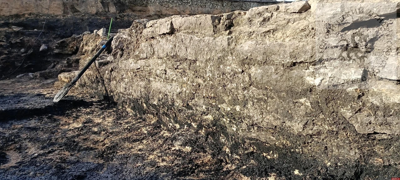 В Пскове археологи раскопали фрагмент древней каменной стены, построенной в 1309 году п...