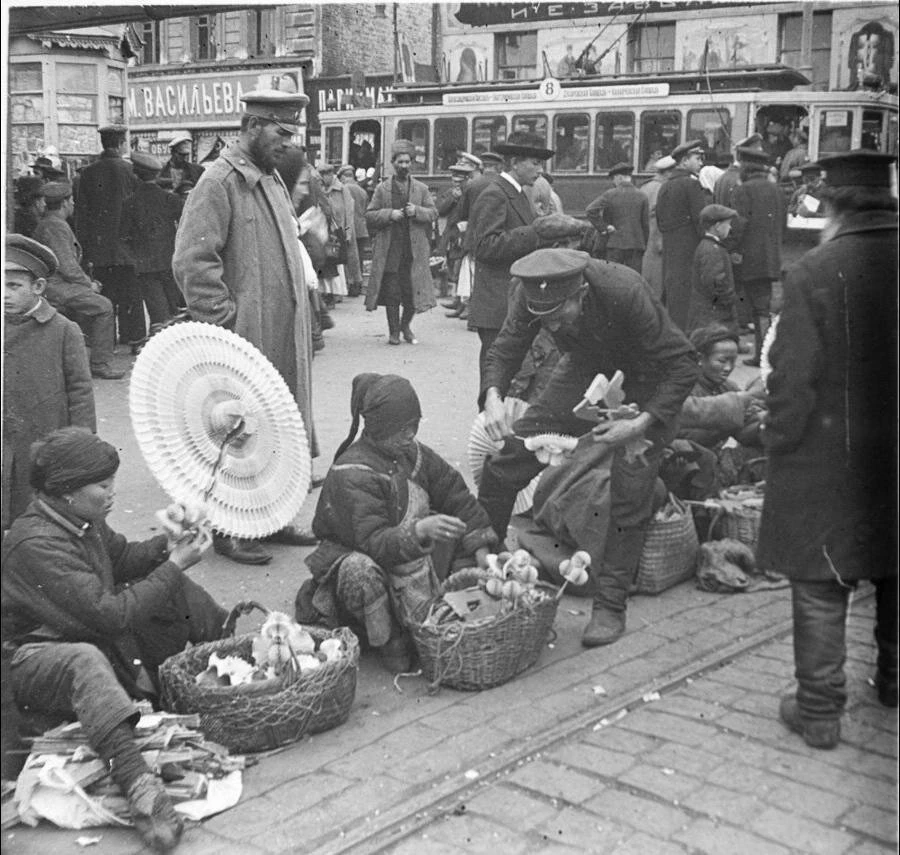 📜 Какие товары приобретали москвичи на рынках после Революции 1917 года?