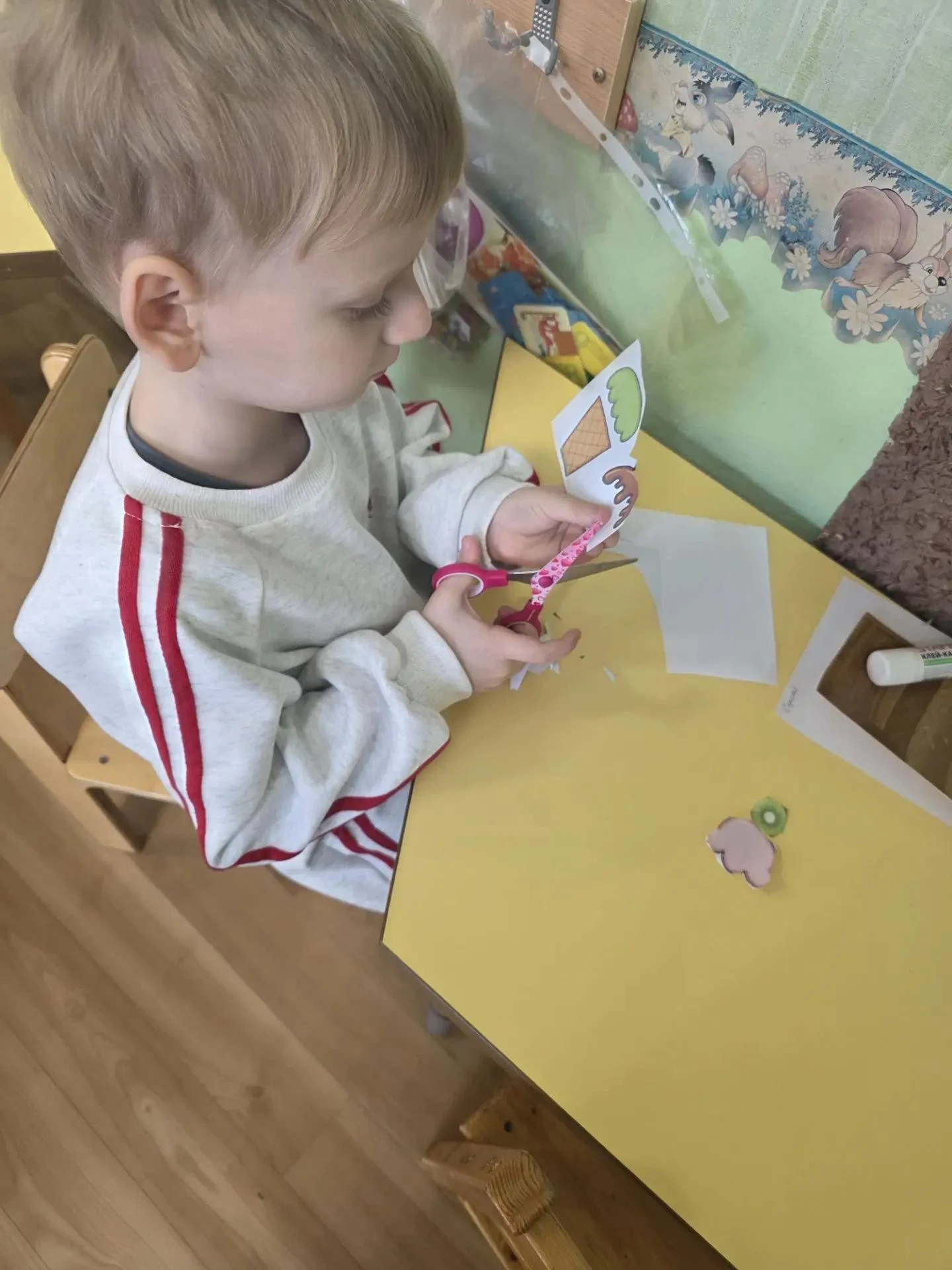 🧁 В рамках проекта "Юные кондитеры" в группе "Пчёлки" прошло занятие по аппликация «Мо...
