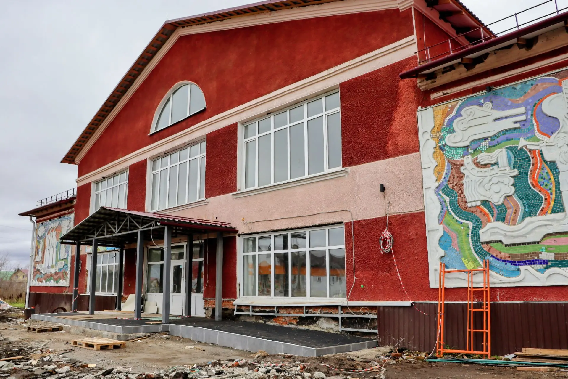 До окончания капремонта Центрального дома культуры в Залесово осталось ровно два месяца.
