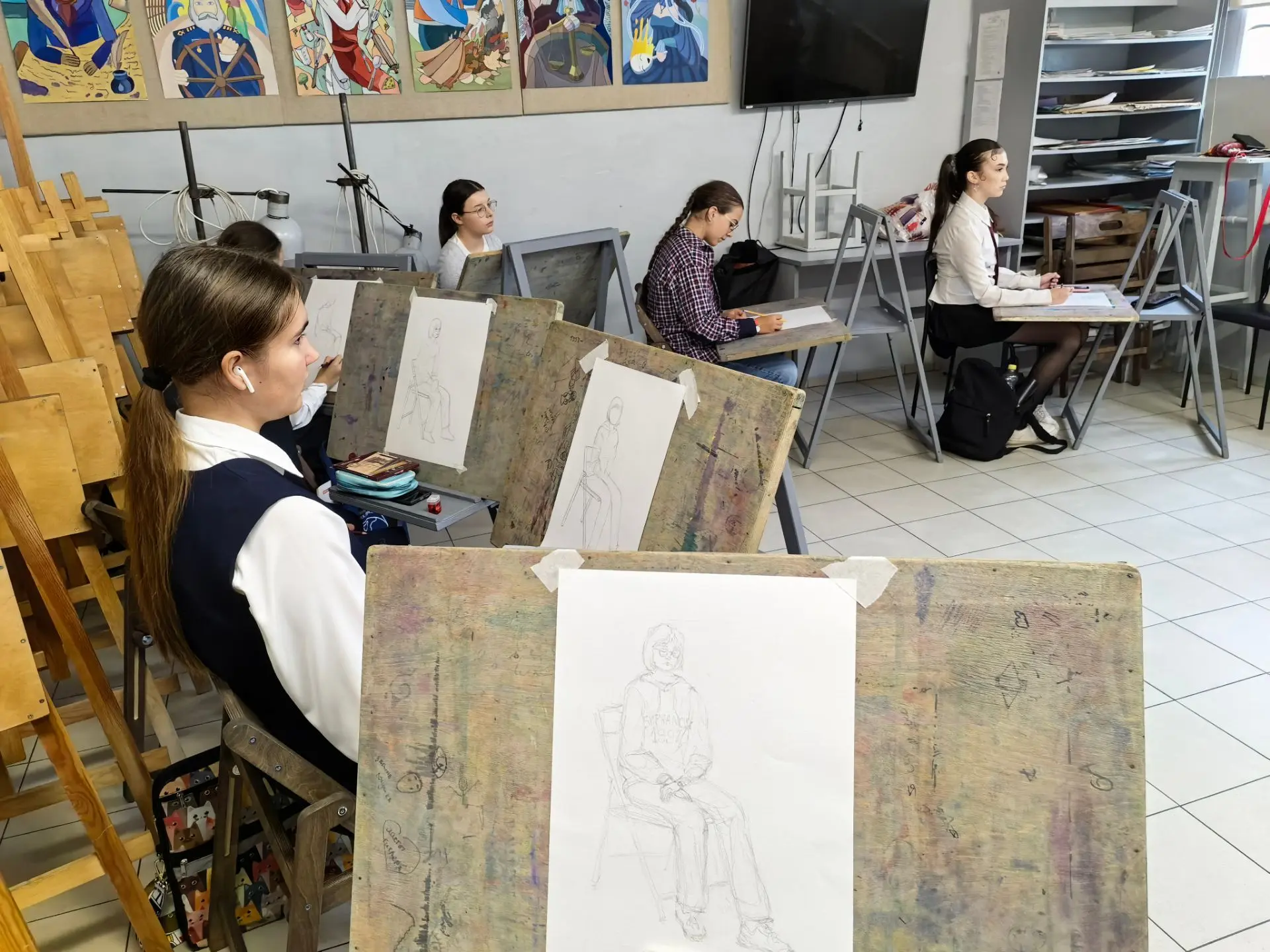 4 класс на уроке рисунка✏️