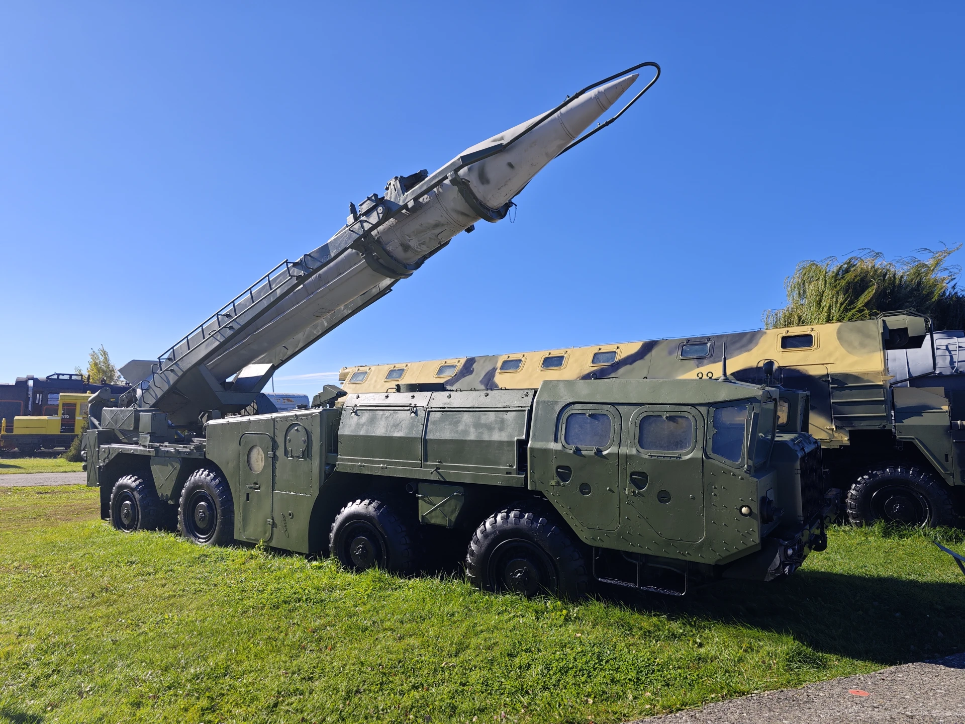 Самоходная пусковая установка 9П117 оперативно-тактического ракетного комплекса 9К72 «Э...
