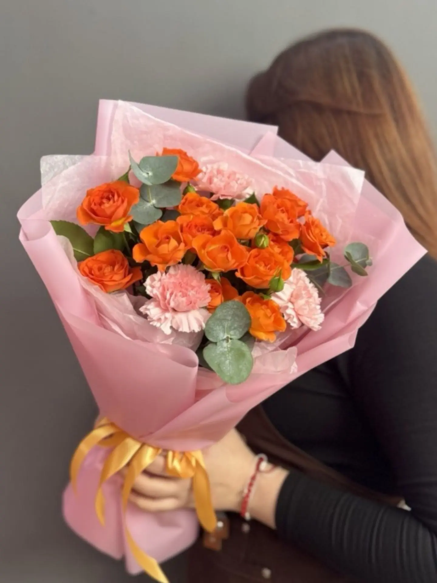 🍊Авторский букет с оранжевыми кустовыми розами и розовыми диантусами