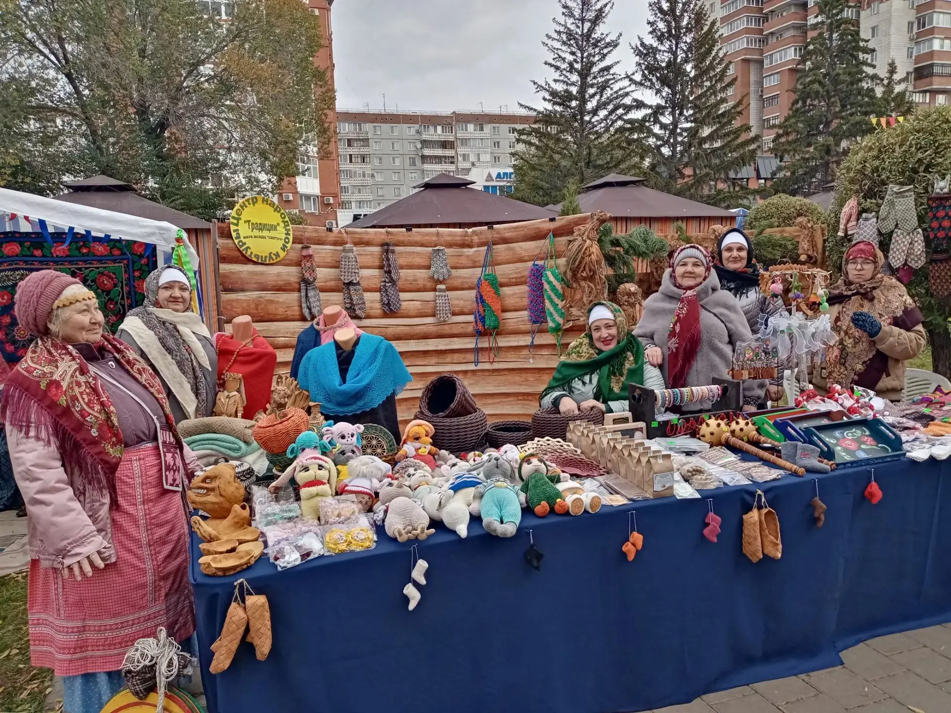 Седельниковские мастерицы и специалисты Центра народной культуры "Традиции" на Покровск...