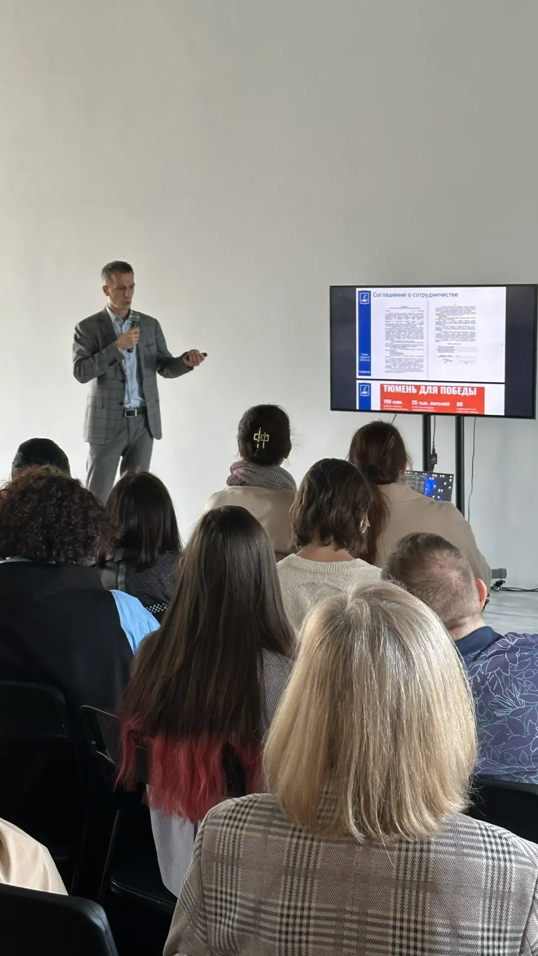 В кластере «809» презентовали бренд 440-летия Тюмени для креативных предпринимателей