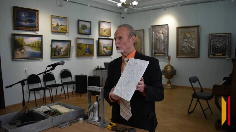 🎨 В Лисках открылась выставка местного художника Анатолия Клюева.