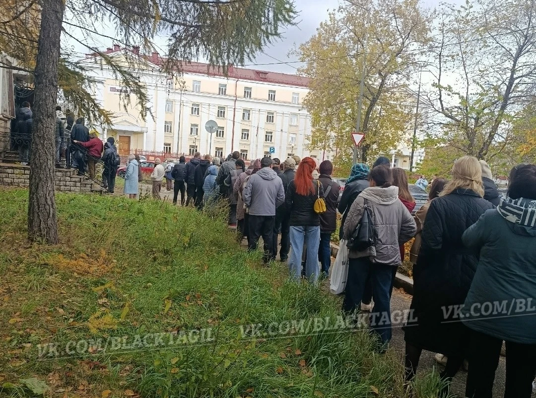 Тагильчане жалуются на огромные очереди к судебным приставам на Гвардейской: люди не по...