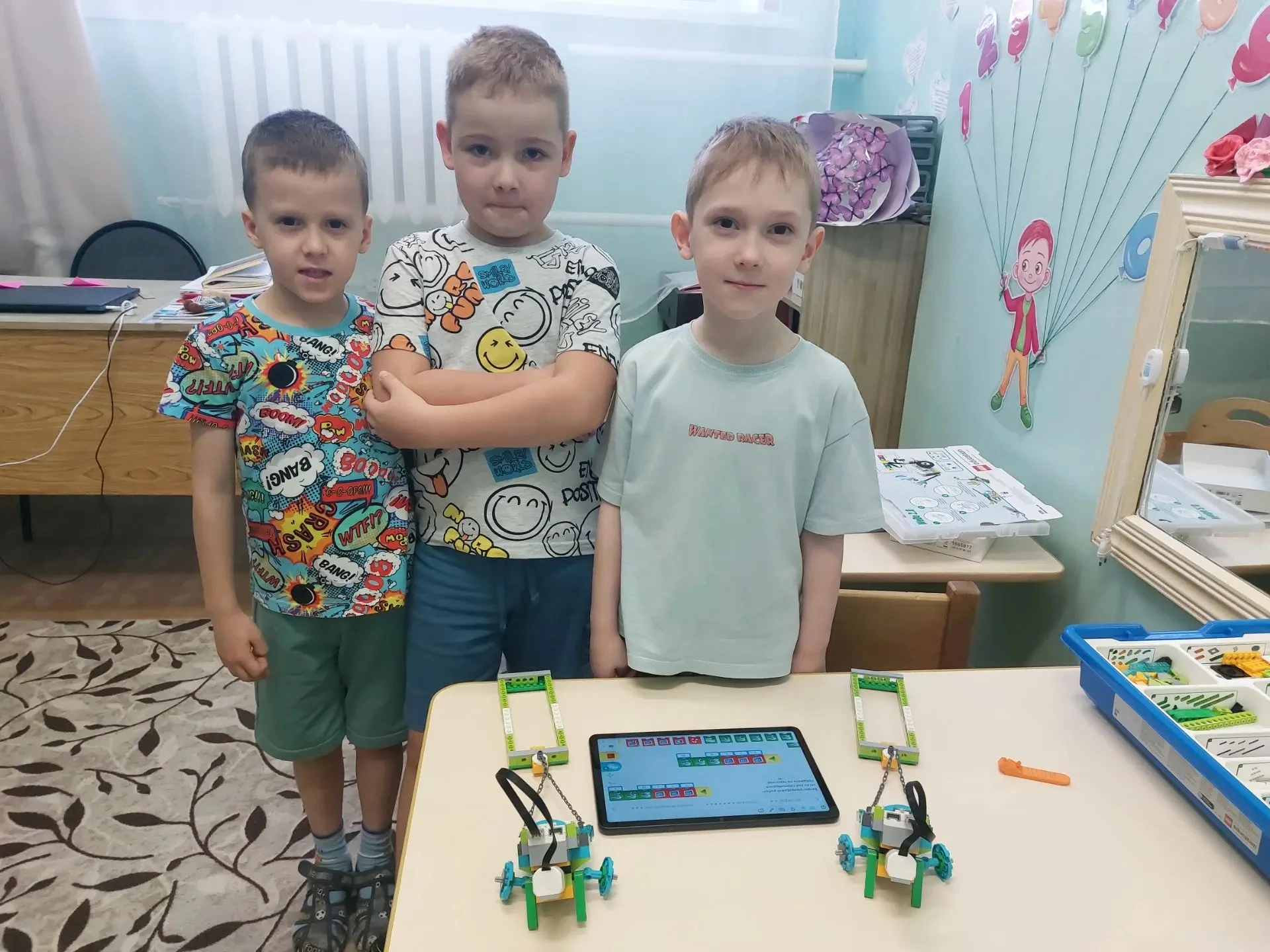 С возвращением в мастерскую, юные инженеры! 🤖