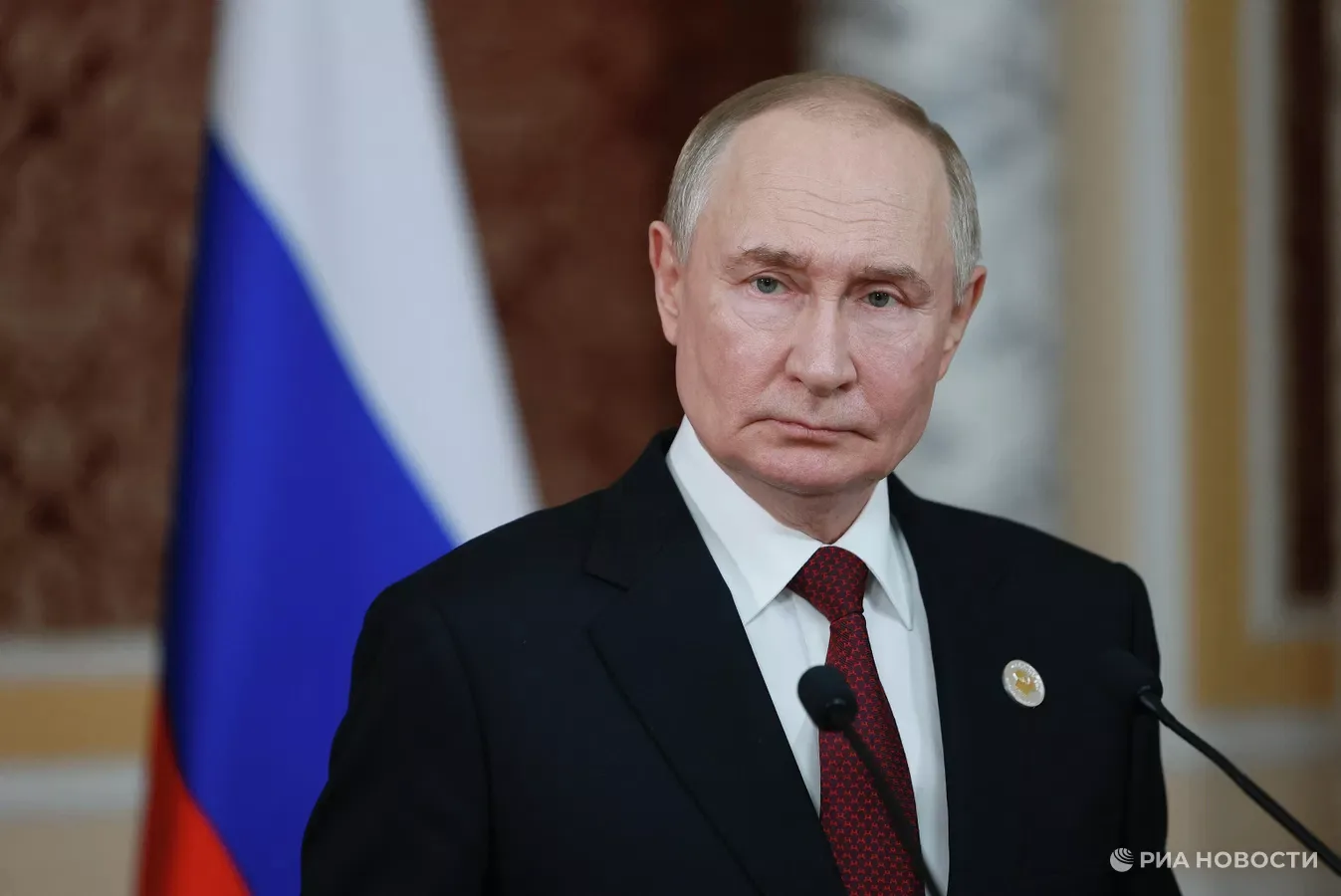 Путин поручил представить предложения по обязательному изданию школьных учебников в эле...