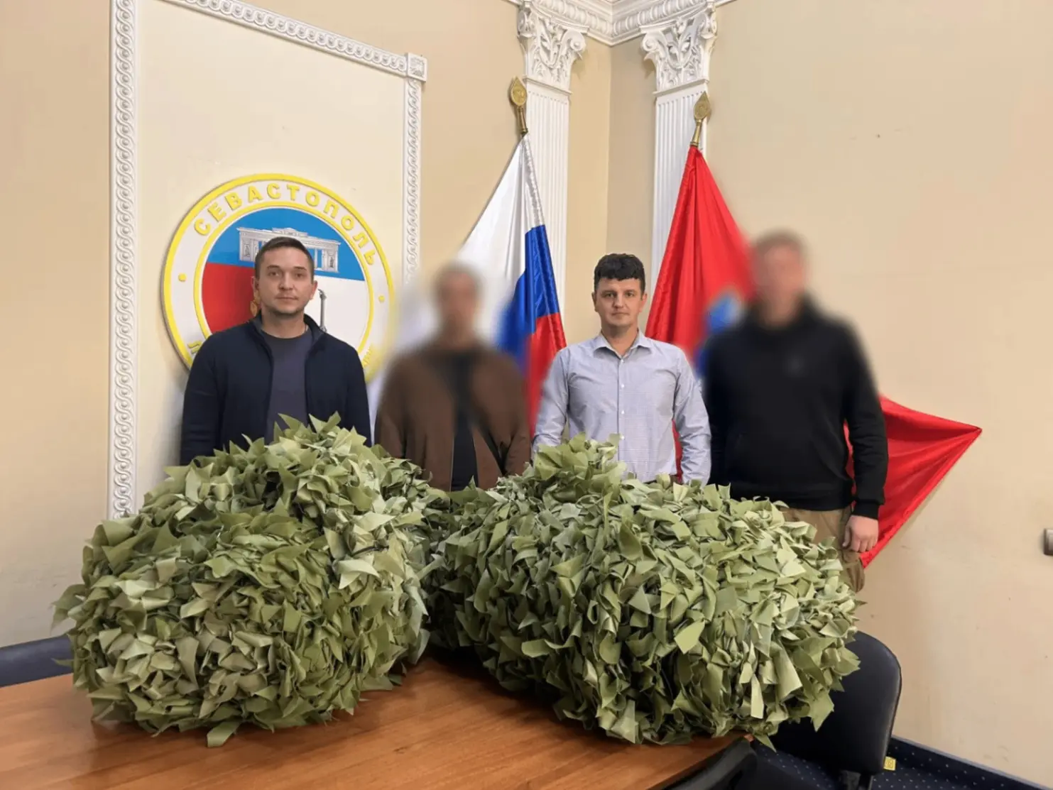 Вместе с Главой Ленинского муниципального округа Алексеем Верещакой передал маскировочн...