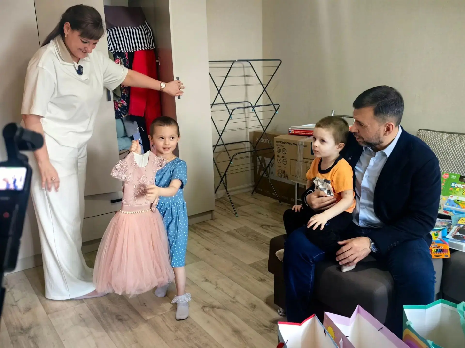 Убедился, что спасенная нашими военными семья с детьми из Родинского обустроилась на но...