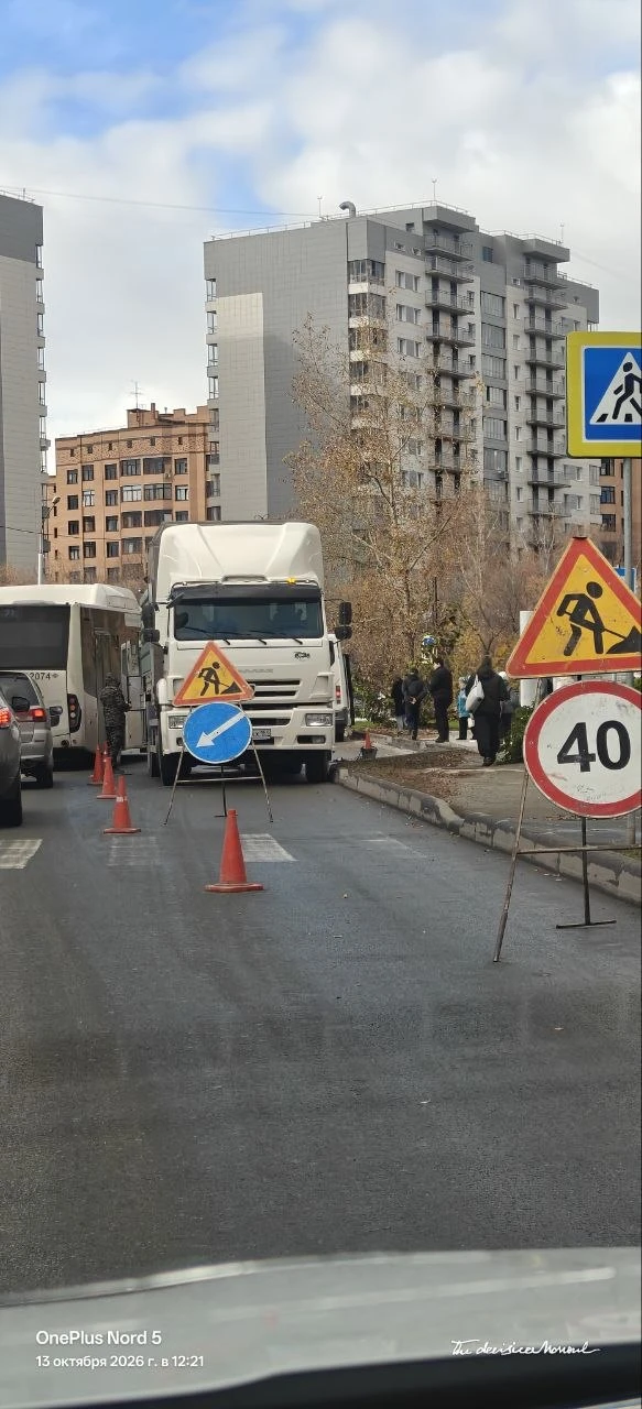 На Демакова ведутся работы на проезжей части. Будьте осторожны.