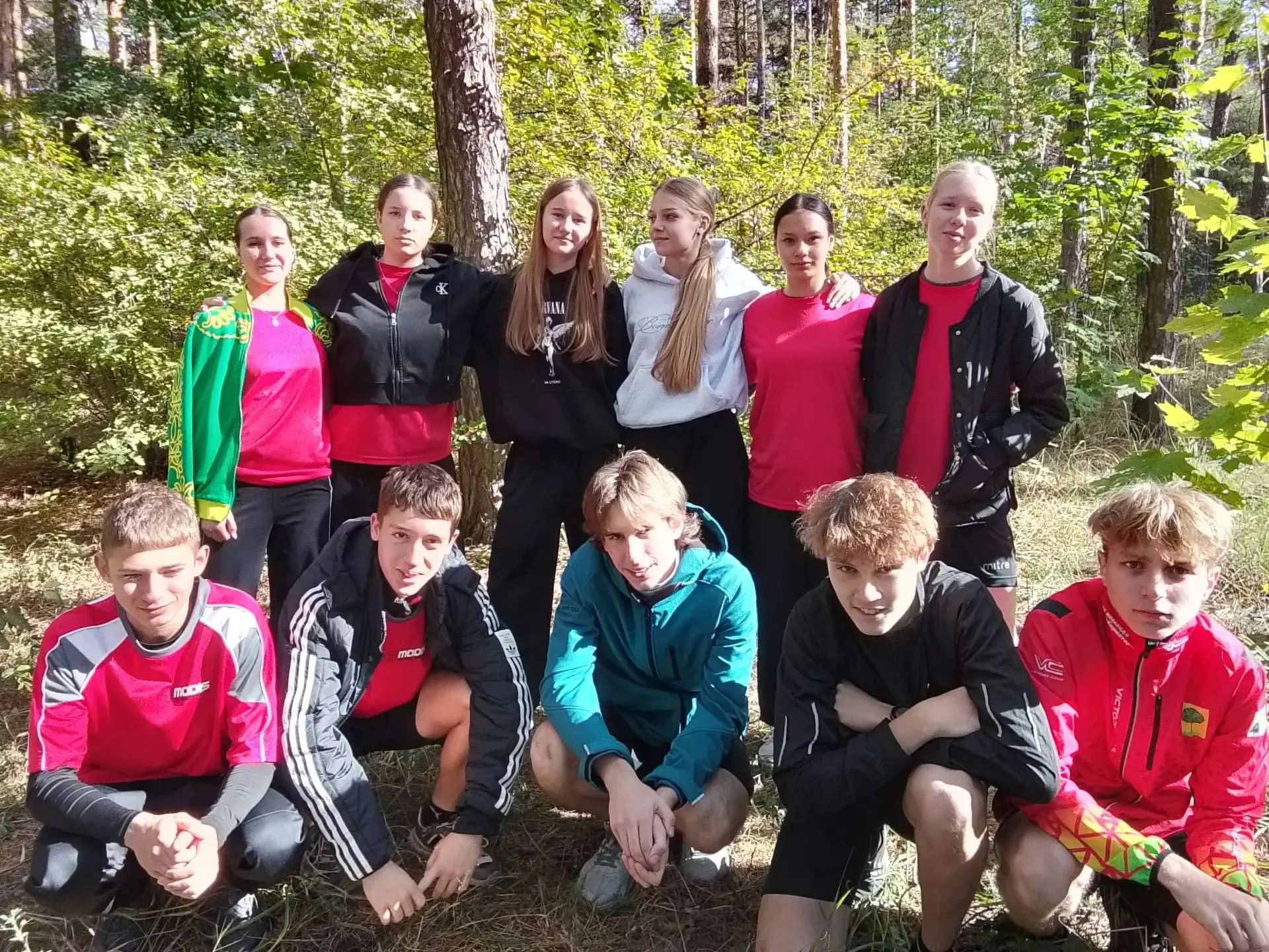 На фото — сборная школы по лёгкой атлетике! 🏃‍♂️
