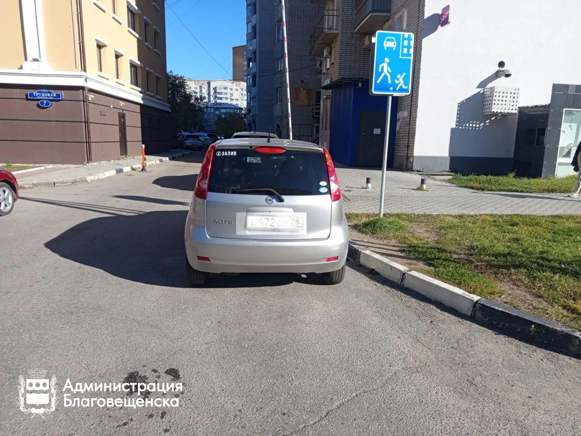 👮‍♂️ Газоны и пешеходные переходы — не парковка: в Благовещенске продолжают ловить сам...