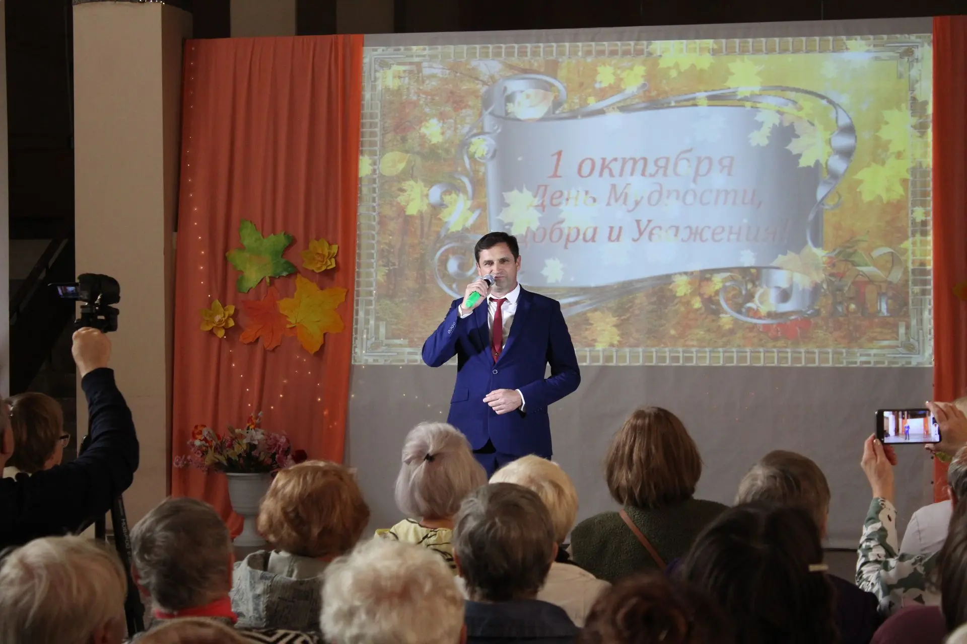 🍁В Доме культуры химиков прошла концертная программа «Мудрой осени счастливые мгновени...
