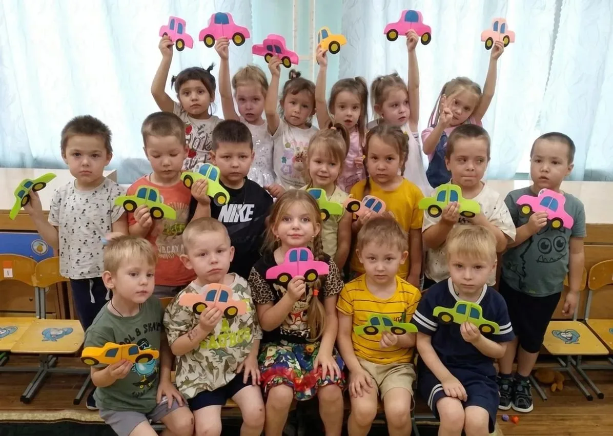 Дети группы "Вишенки" подготовили подарки к Дню отца.