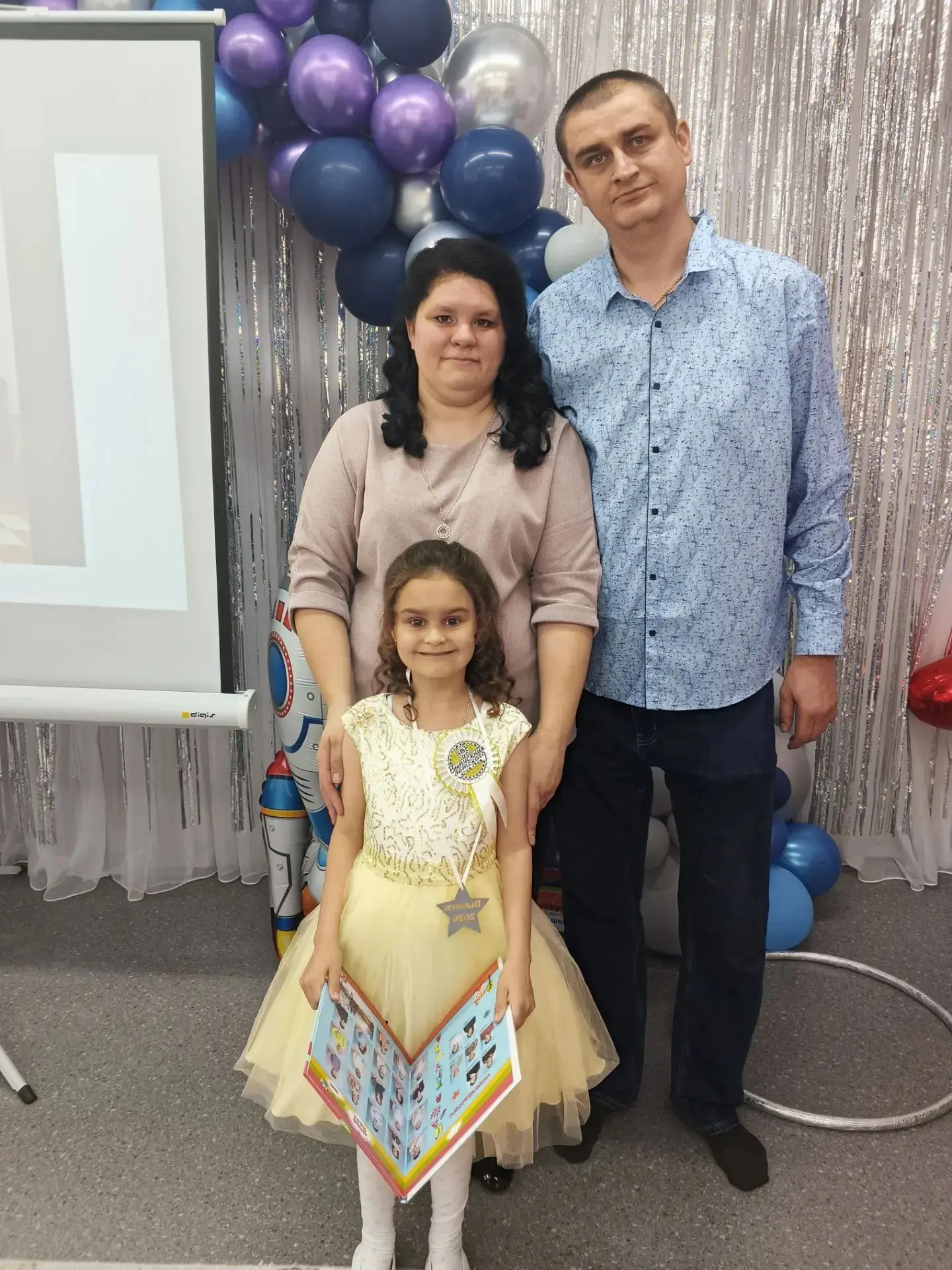 Принимаем участие в акции "Через время с папой". На фото учащаяся 1в класса Волхонская ...