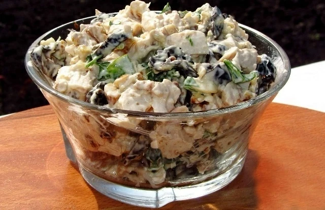 Сaлaт c куpицeй и чepнocливoм