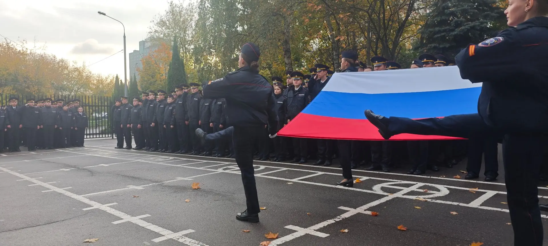 По традиции учебная неделя в Колледже началась с поднятия государственного флага Россий...