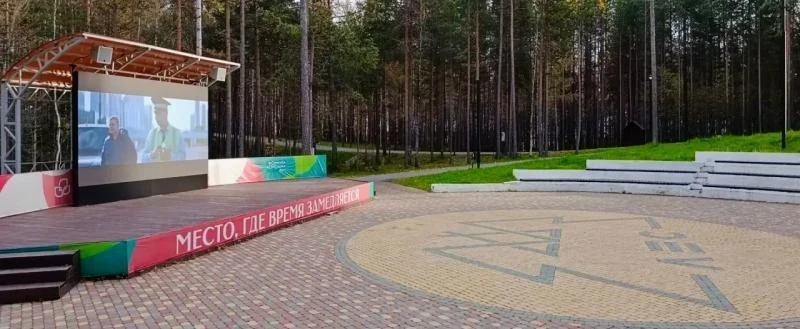 В парке Нягани открылся уличный кинотеатр