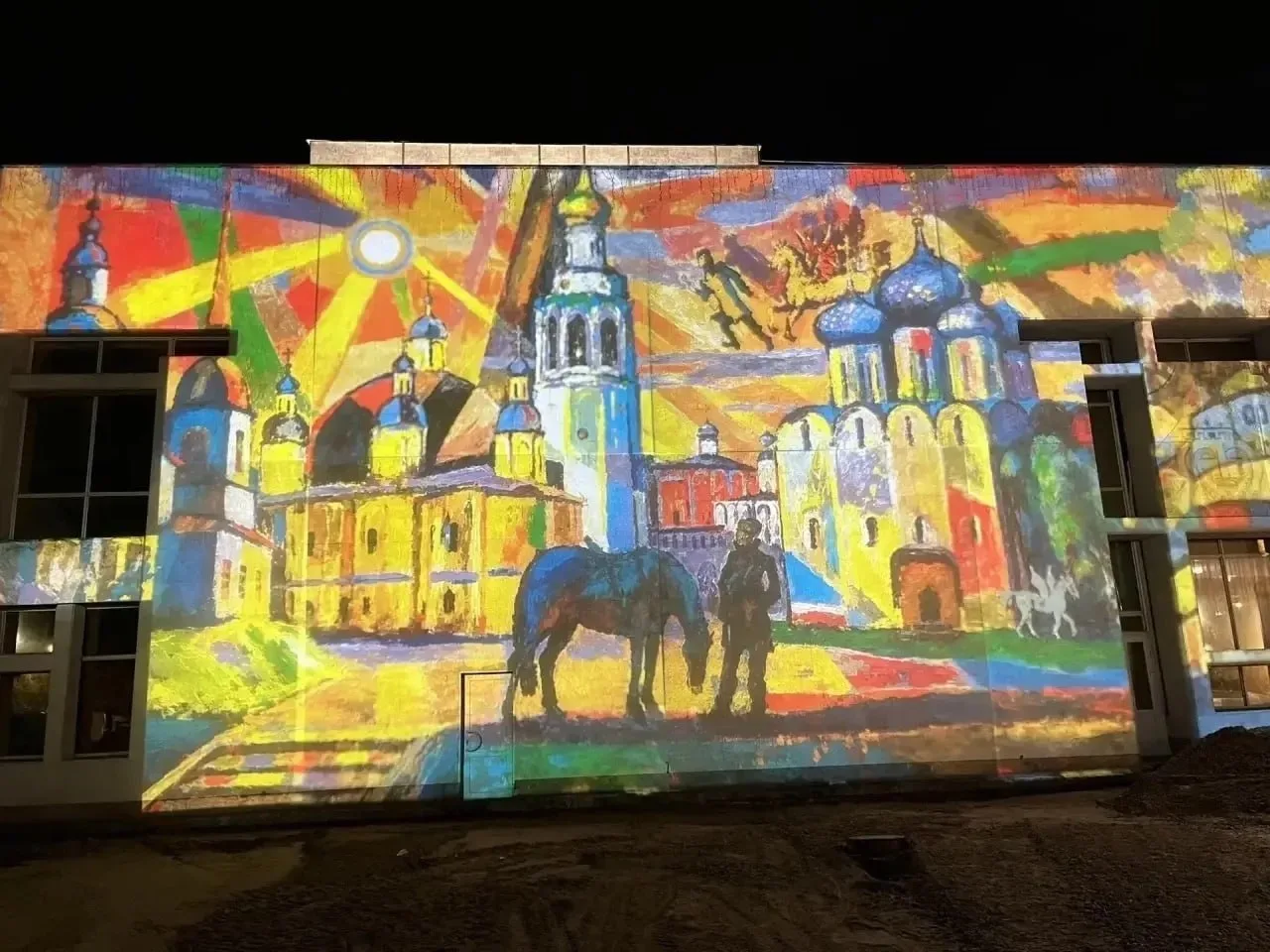 На фасаде Вологодского драмтеатра показывают картину Владимира Корбакова.