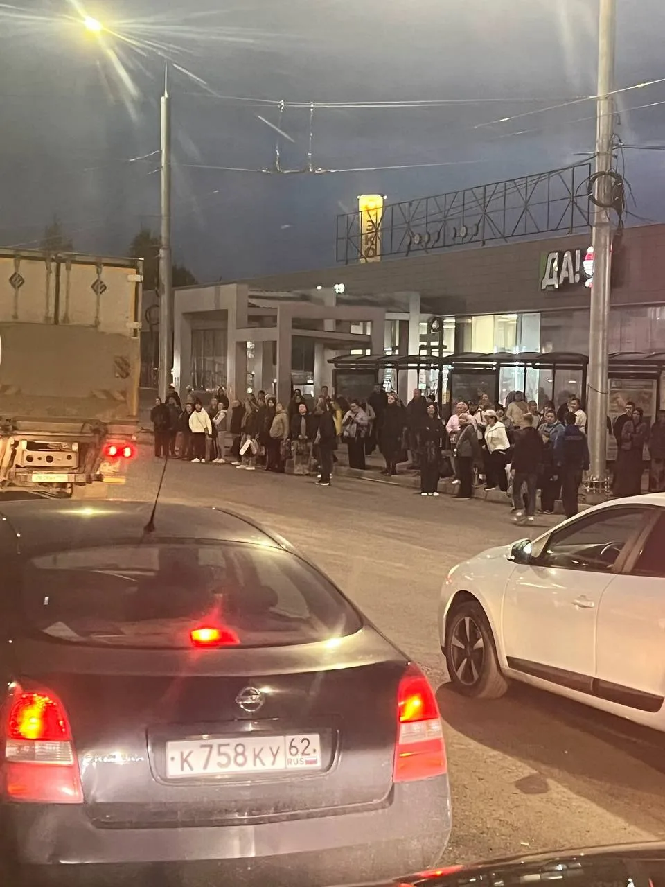 В Рязани жители не могут уехать домой из-за перекрытых полос.