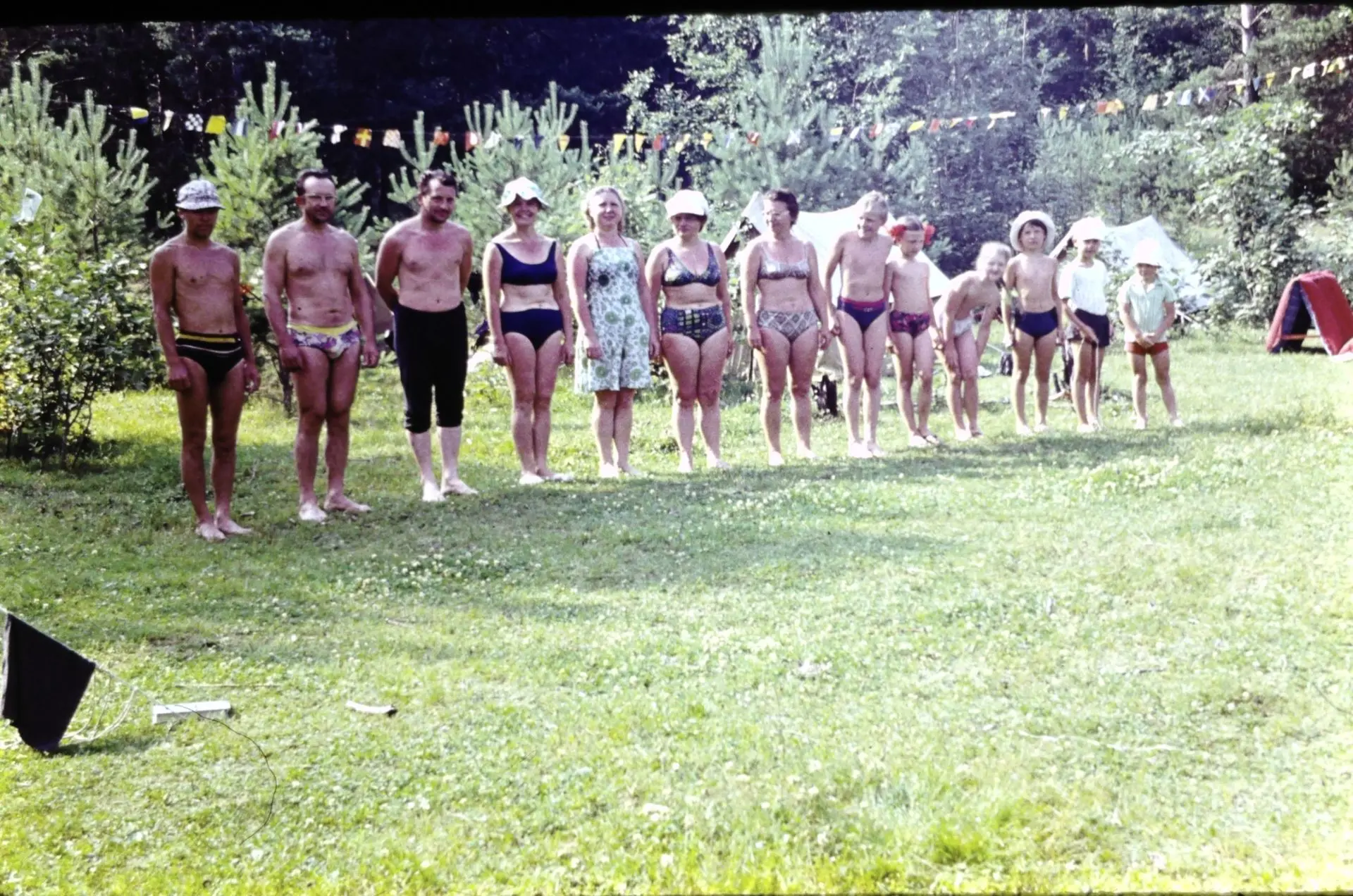 Фотографии. 22 слайда. Отдых дикарями с палатками в лесу. Эстафеты, день Нептуна, косте...