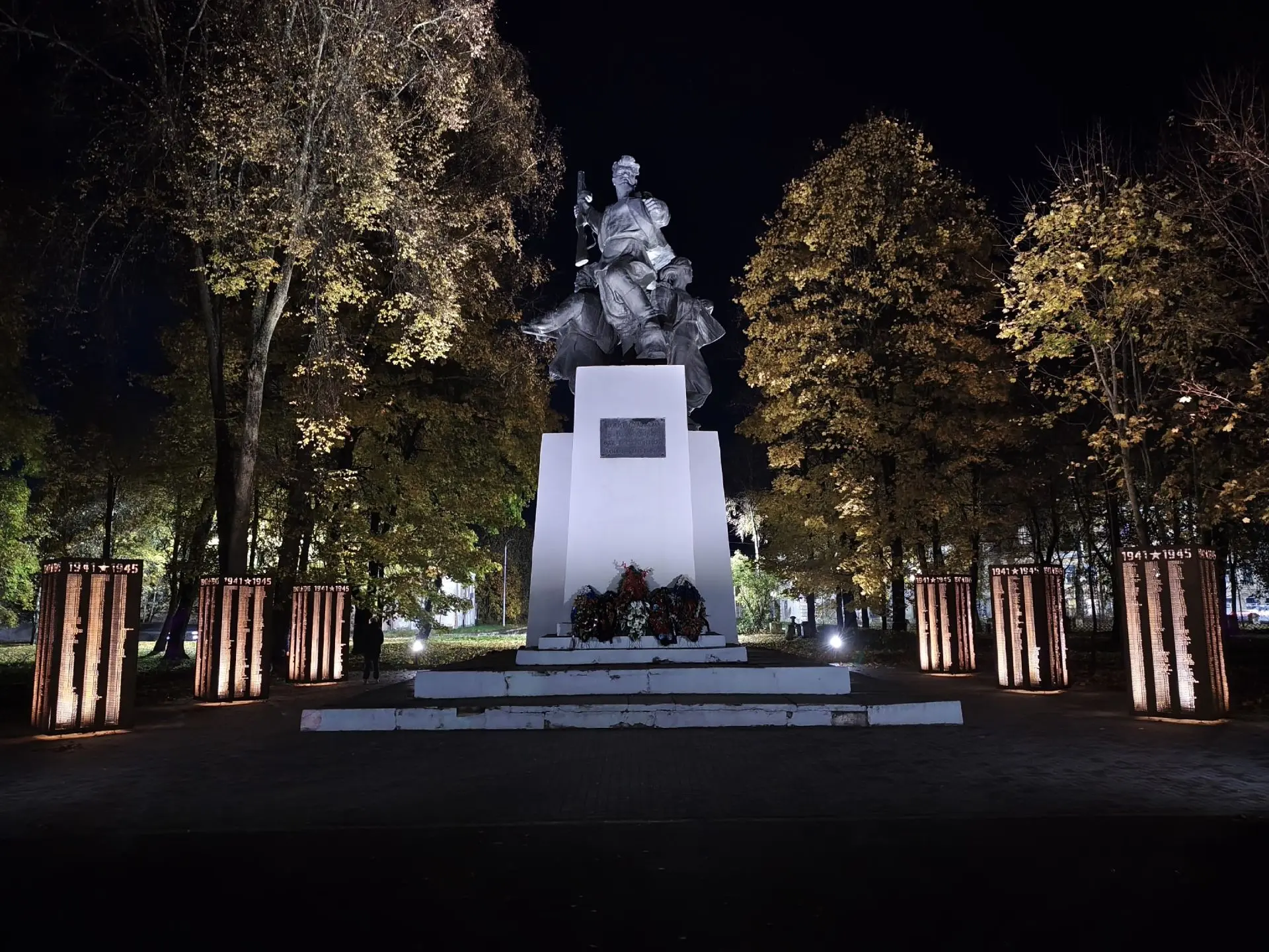 Похоже стелы в парке Свободы обрели свой итоговый вид. Подсветка внутри них включена, з...