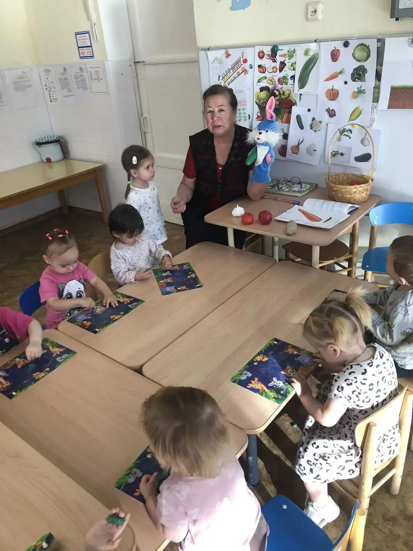 Малыши из первой младшей группы сегодня на занятии закрепляли свои знания на тему "Овощ...