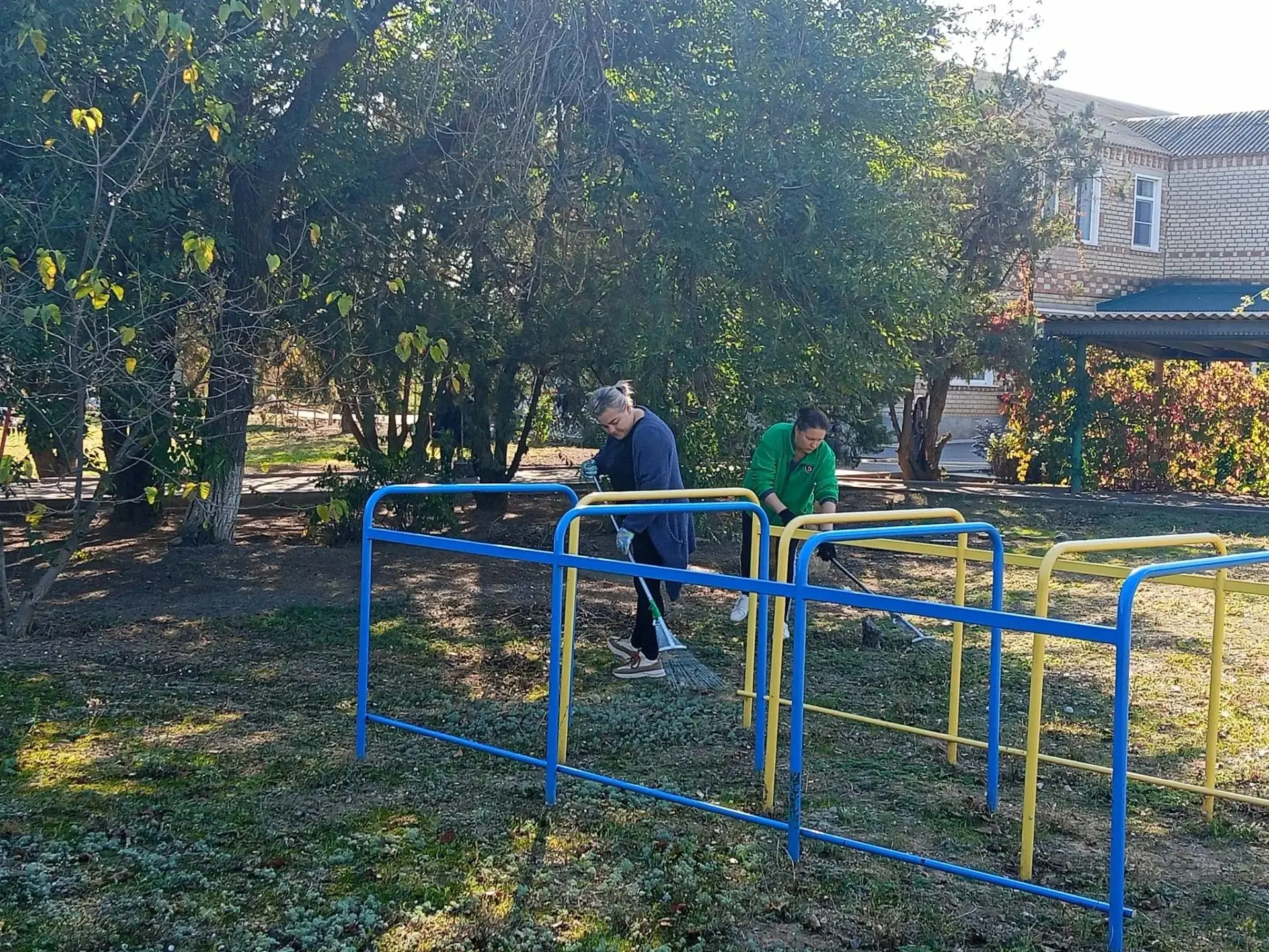 🍂 Осенний субботник в нашем детском саду прошёл дружно и с пользой! 🍂👏Коллектив друж...