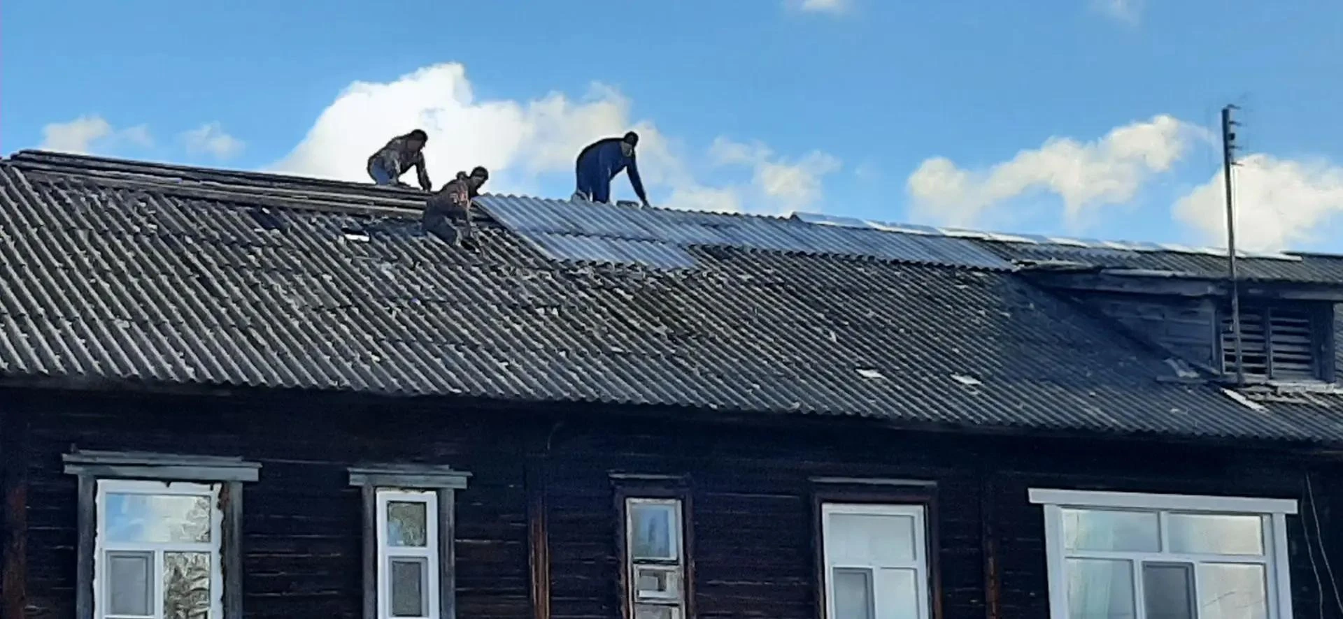 🤝 Работы продолжаются: МУП «ШОКС» и ООО «ДУК Сява» слаженно ремонтируют кровлю на Киро...