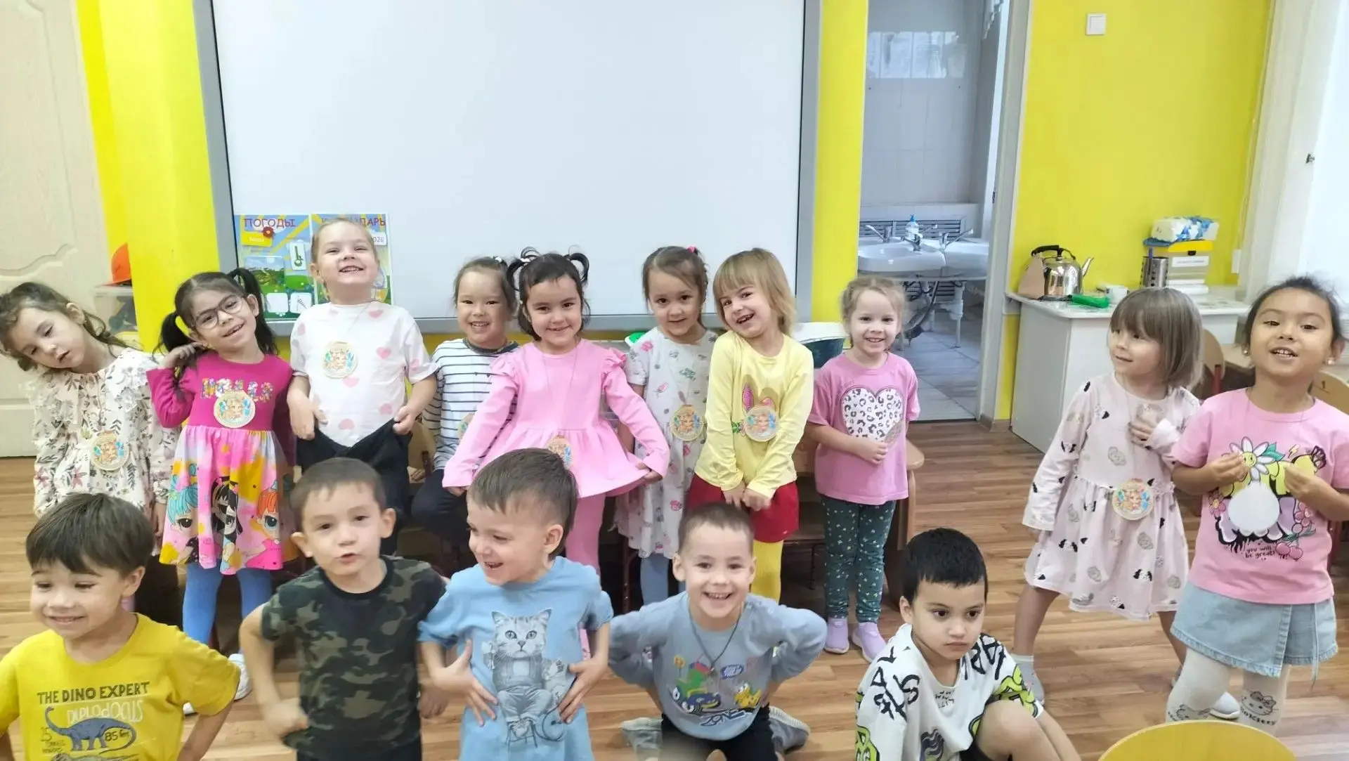 В средней группе «Радуга» прошёл День девочек! 🌸Мальчики подготовили для девчонок прия...