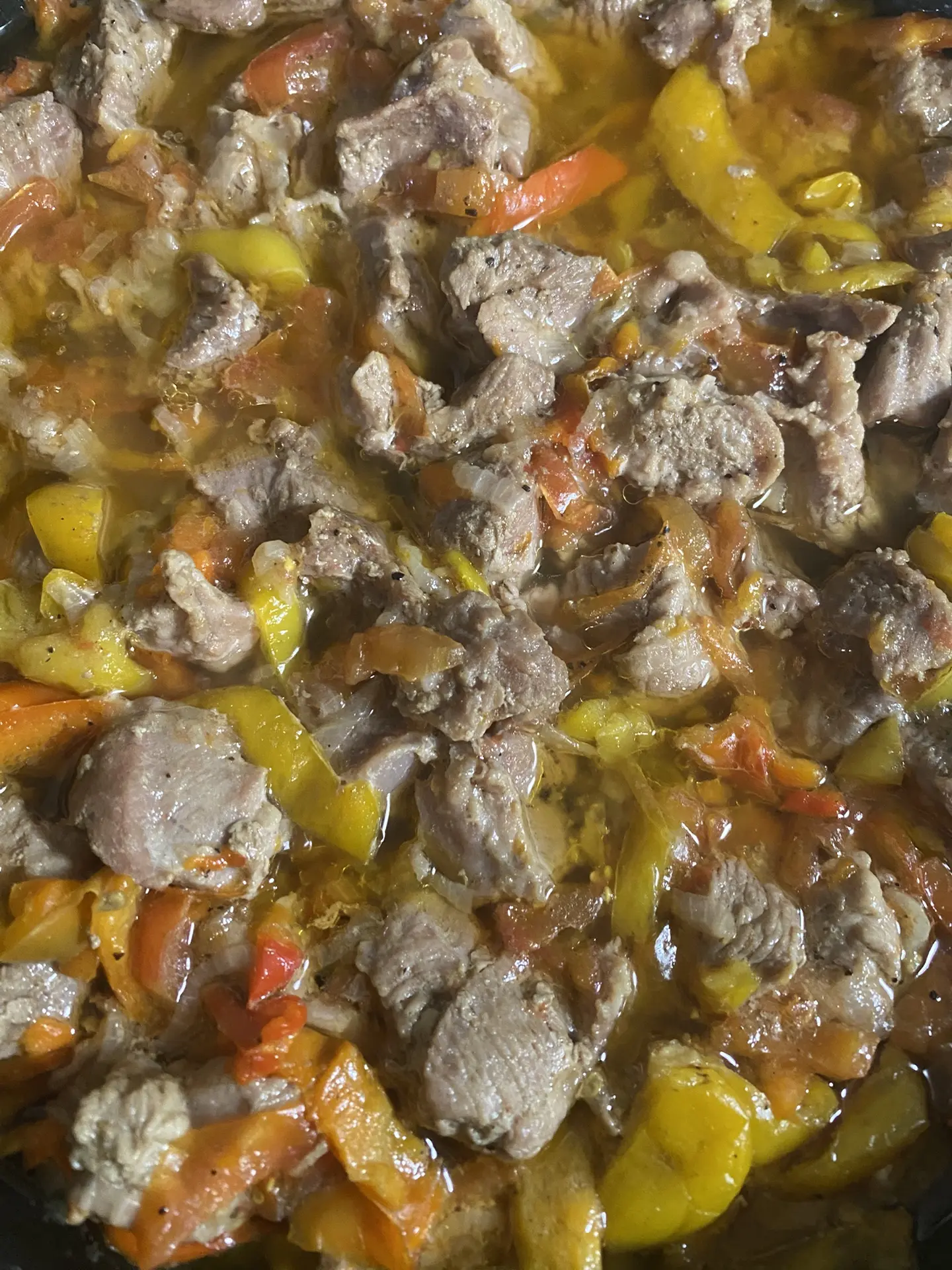 Тушёная индейка с помидорами и перцем