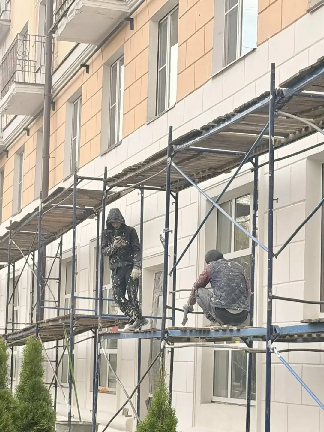 На пяти углах делают ремонт зданий