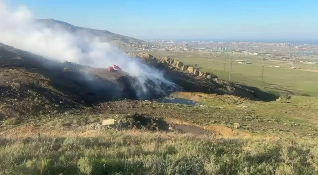 В Махачкале площадь пожара на мусорной свалке сократилась вдвое