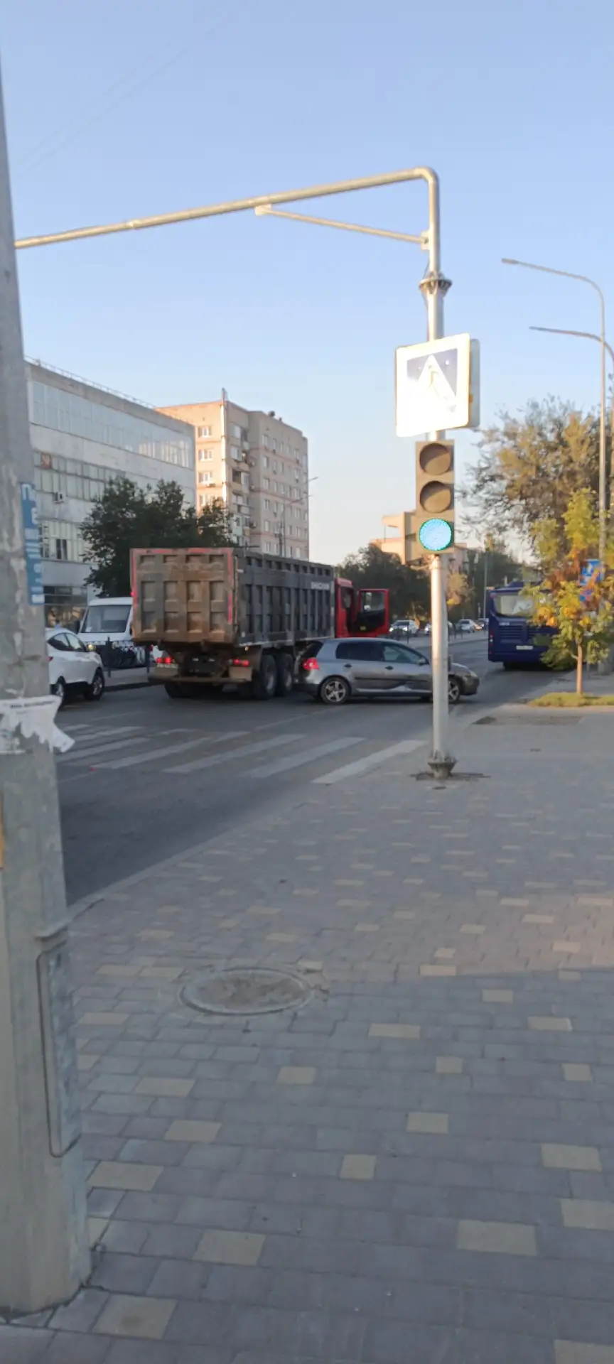 Авария около «Ленты». На кольце мясокомбината образовалась пробка. Водителям рекомендуе...